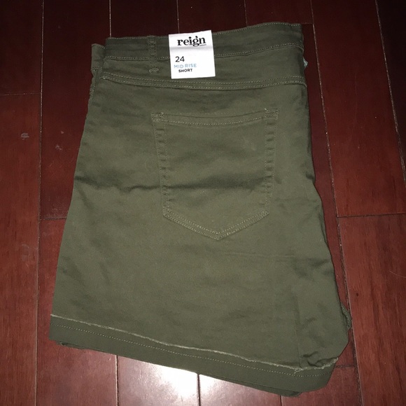 Reign size 24 mid-rise short, olive color - Picture 2 of 2